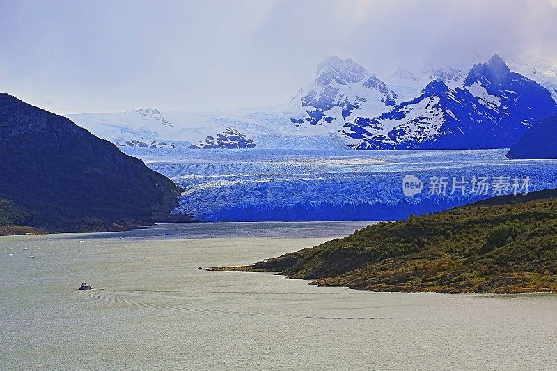 莫雷诺冰川，船和阿根廷湖- El Calafate，巴塔哥尼亚，阿根廷